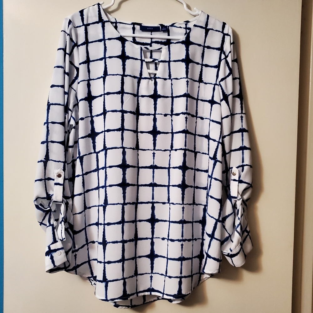 Apt 9 Size L White and Blue Keyhole top